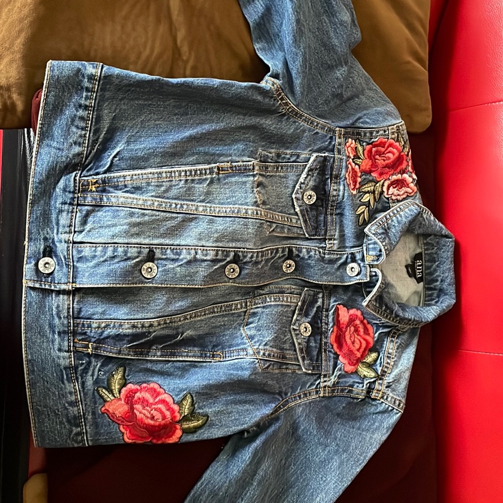 Jean jacket with flower embroidery